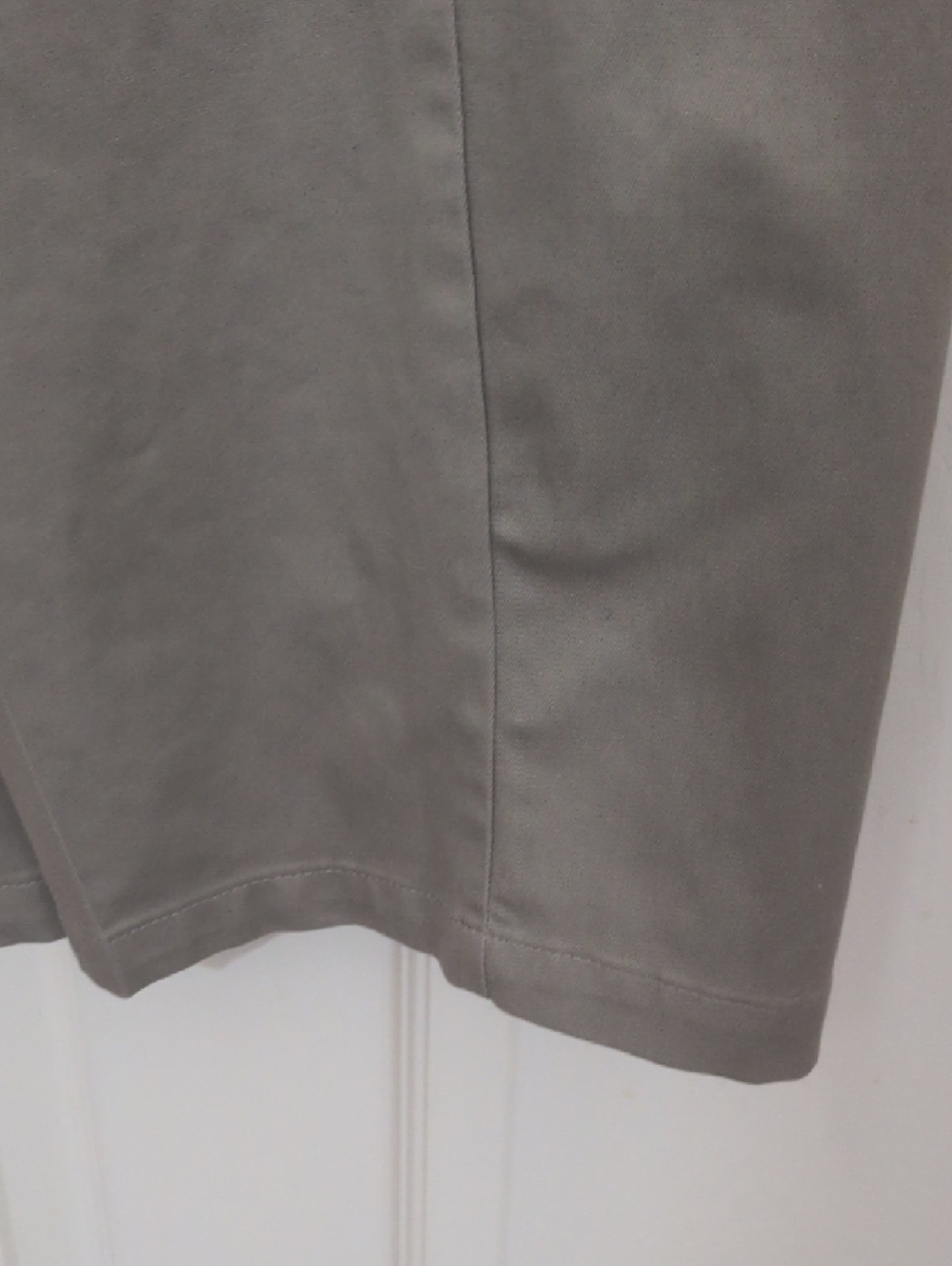 Dockers Men's, Signature Khaki, Relaxed Size 42/34 - Picture 3 of 10